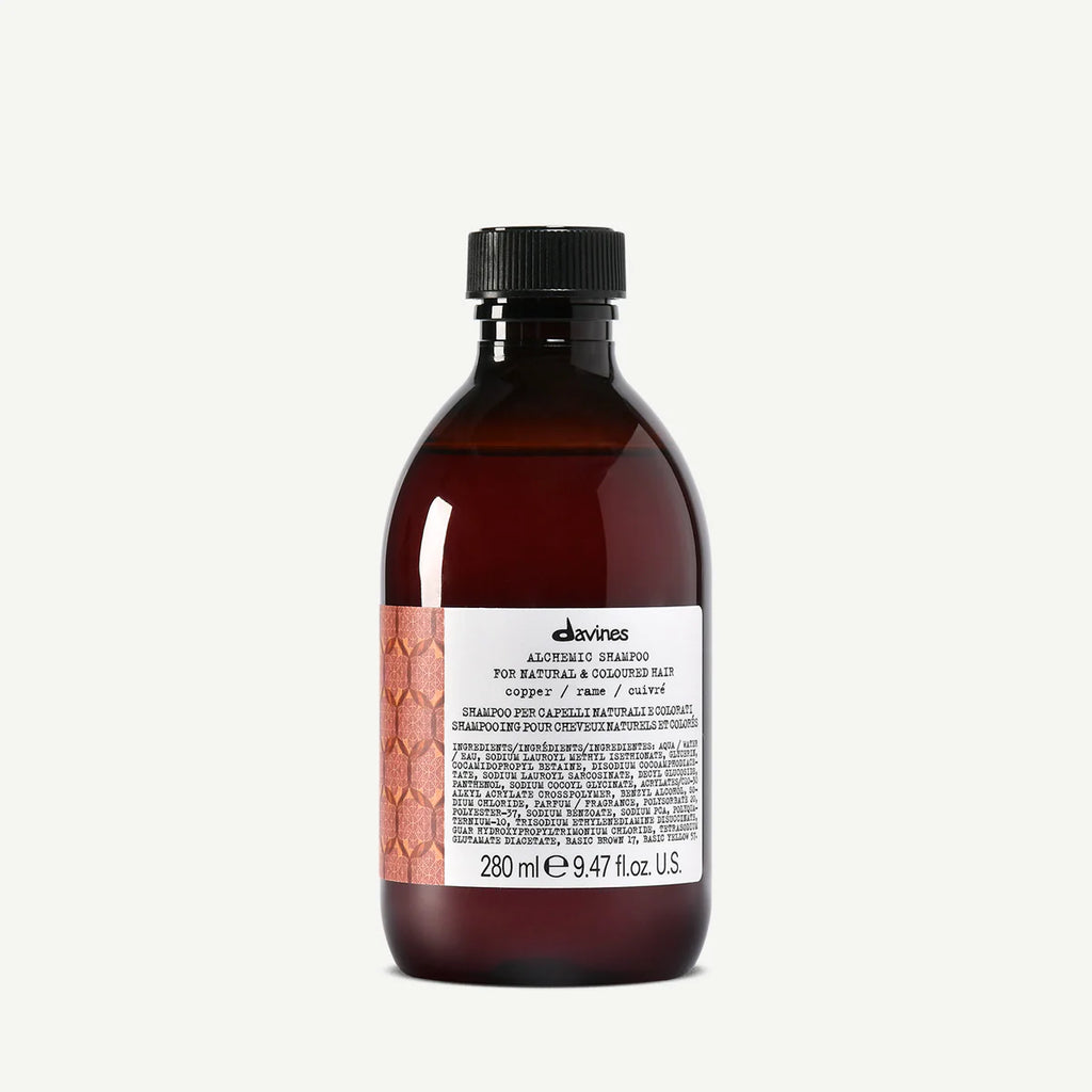 Flaska med Alchemic Shampoo Copper, ett milövänligt schampo för naturligt och färgat hår i kopparnyans.