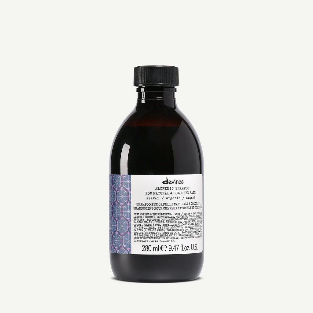 Mörk flaska med svart lock innehållande Alchemic Shampoo Silver, en miljövänlig schampo för naturligt och grått hår från Davines.