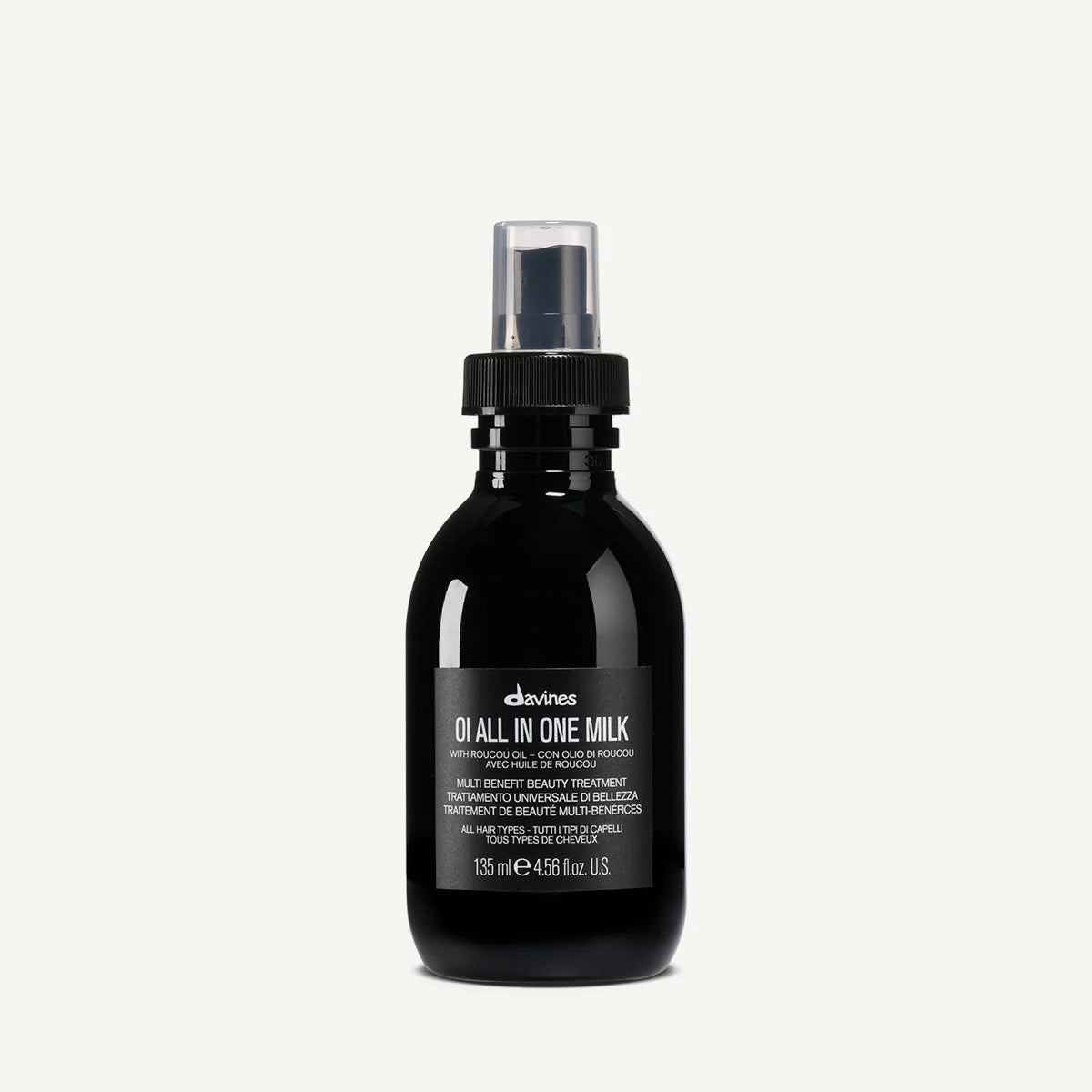 Svart flaska med pump innehållande OI/All In One Milk, en mångsidig styling- och vårdprodukt för håret från Davines.