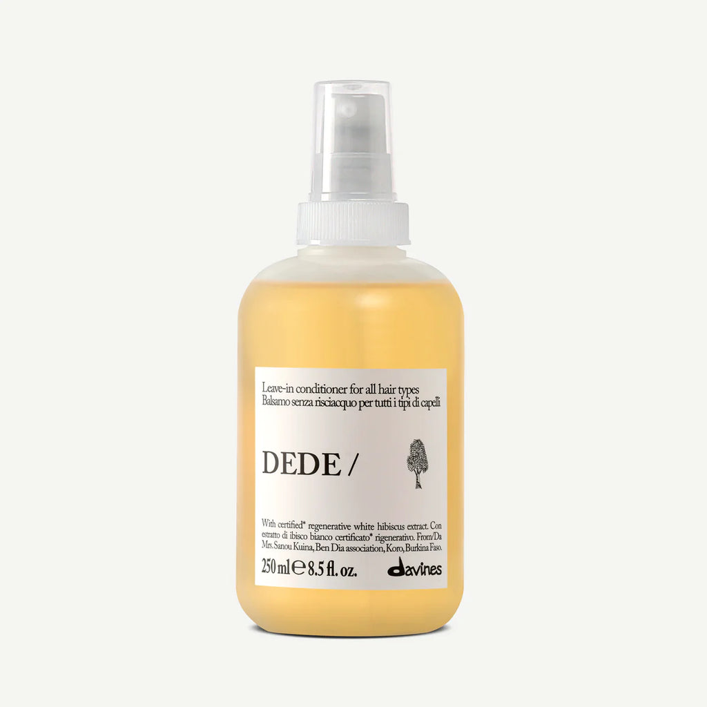 Flaska med Dede Leave in Conditioner, en leave-in balsam för alla hårtyper i en plastflaska med spraypump och vit etikett.