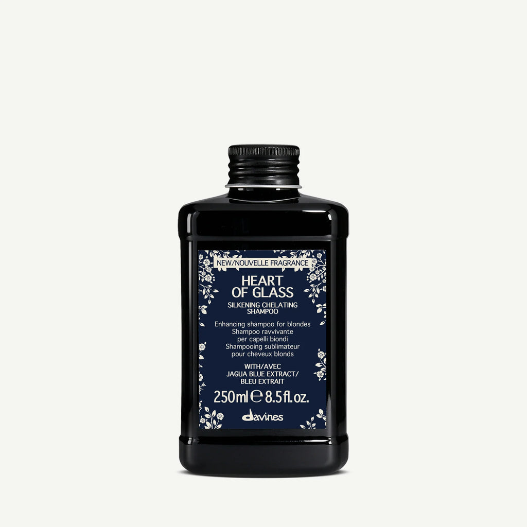 Flaska med Heart of Glass Silkening Shampoo, ett milt schampo utformat för blont hår som ger glans och vård med blå extrakt.