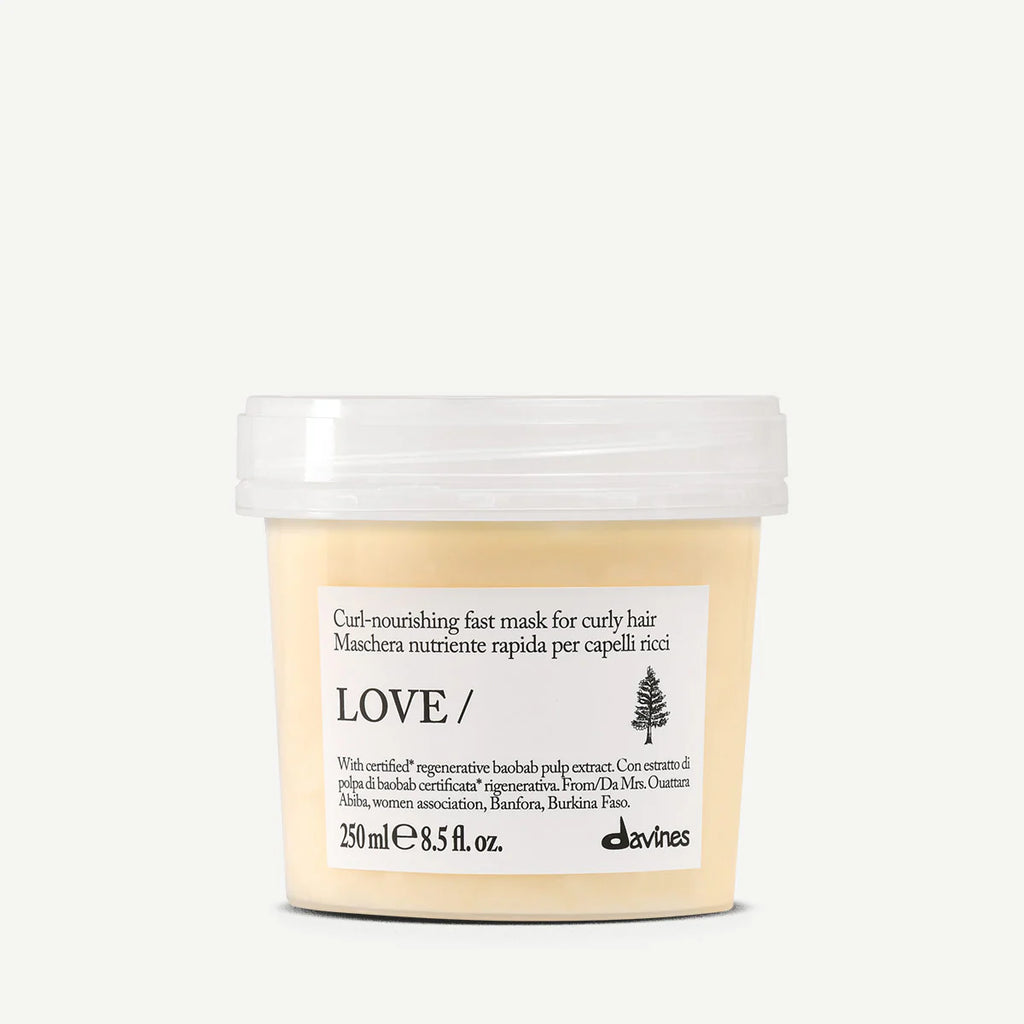 Love Curl Enhancing Fast Mask i en burk på 250 ml, en hårinpackning för att vårda och definiera lockigt hår med naturliga ingredienser.