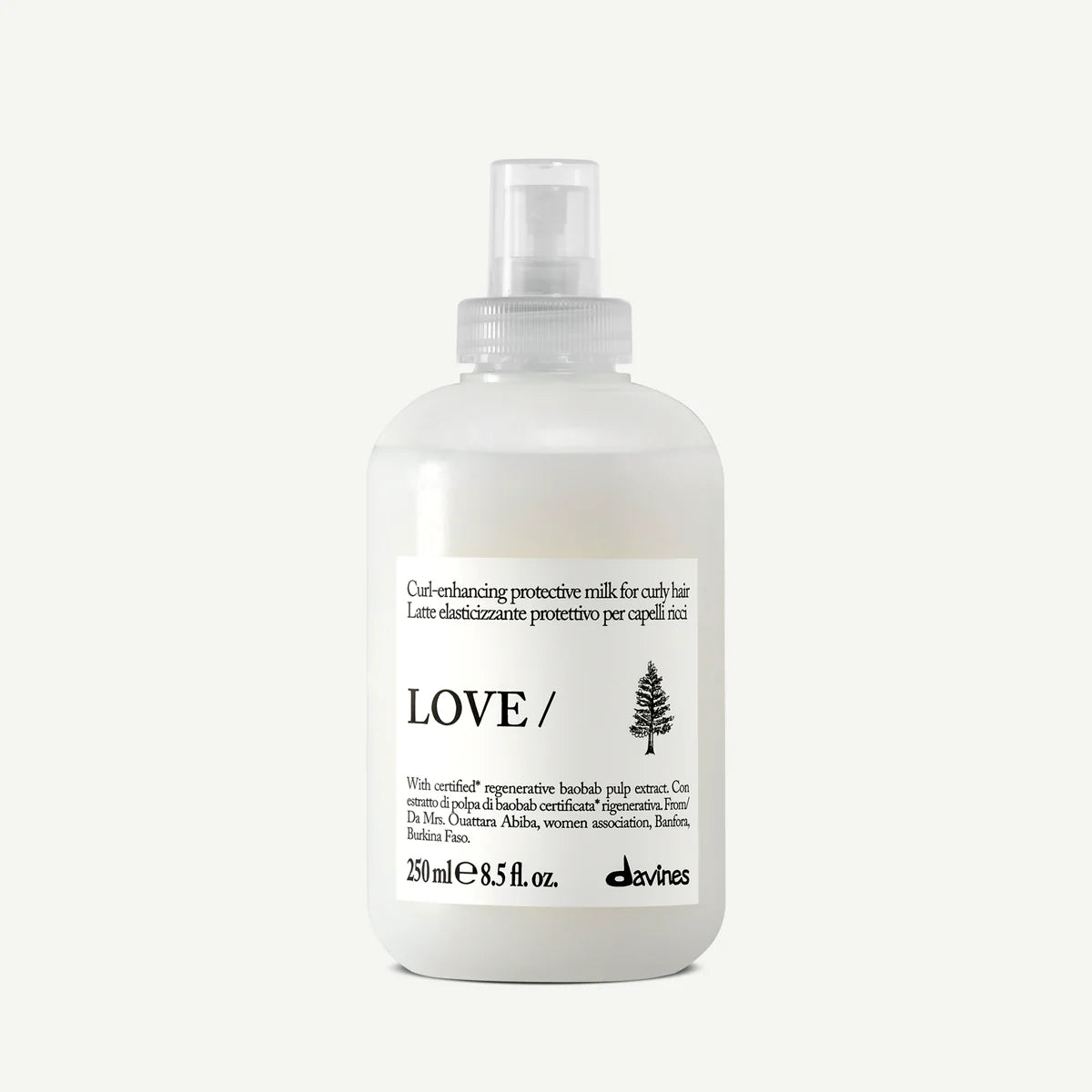 Flaska med Love Curl Enhancing Protective Milk, en vårdande och stylingprodukt för lockigt hår som fungerar som en miljövänlig hårinpackning och balsam.