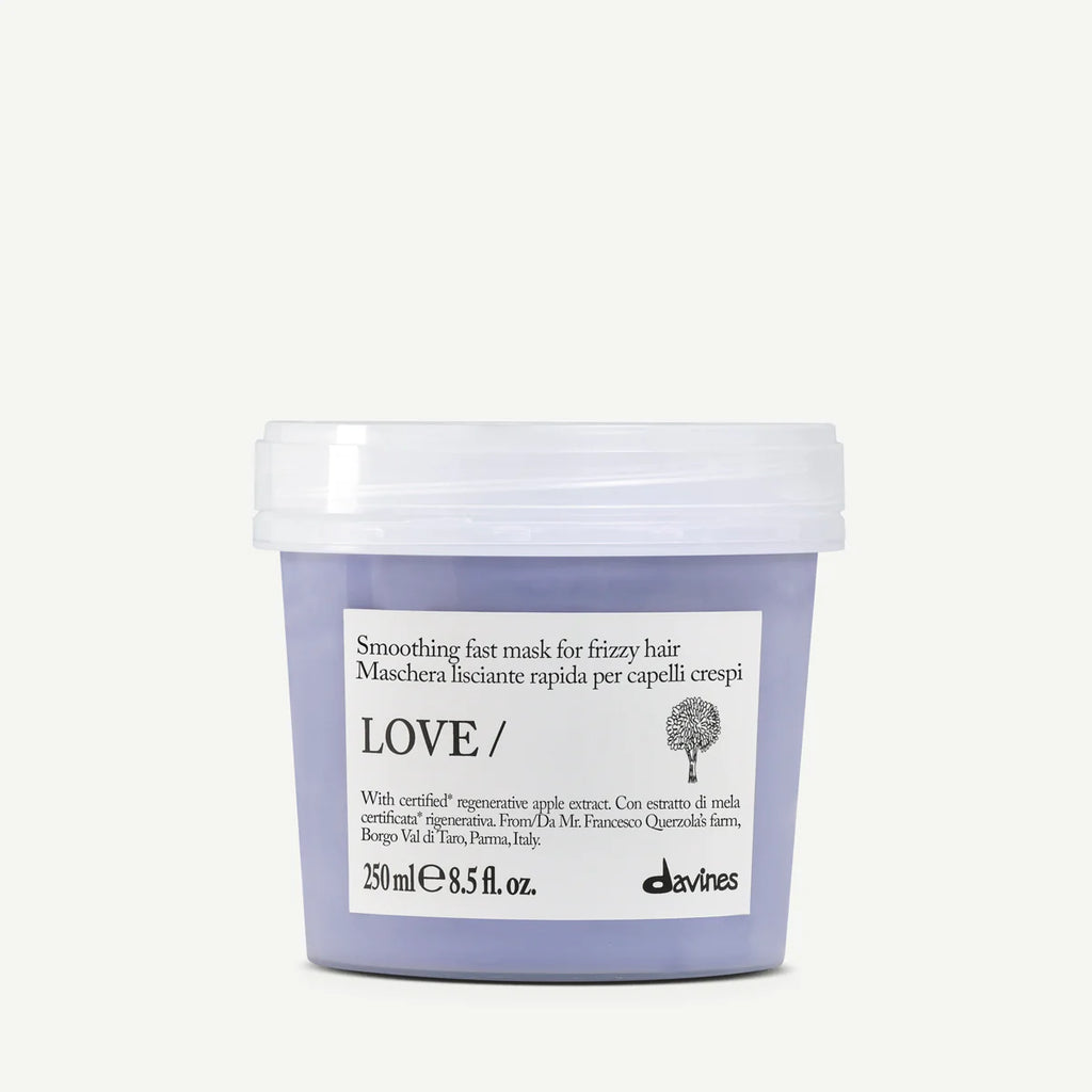Love Smoothing Fast Mask i en lila burk med vitt lock, en hårinpackning som vårdar och jämnar ut frissigt hår med naturliga ingredienser.