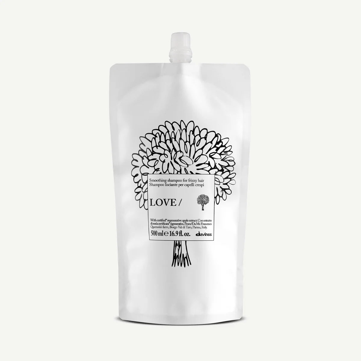 Förpackning med Love Smoothing Shampoo, ett schampo för att ge ett mjukt och silkeslent hår, med en enkel och miljövänlig design.