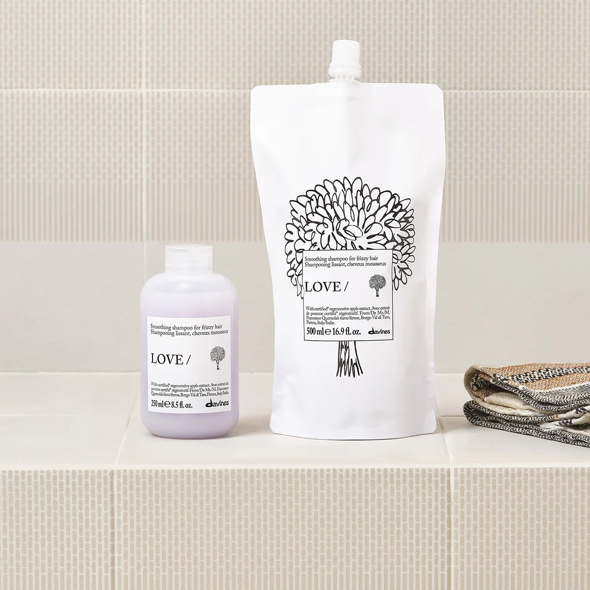 Love Smoothing Shampoo i praktisk förpackning för miljövänlig och effektiv hårvård, perfekt för att ge ditt hår mjukhet och glans.
