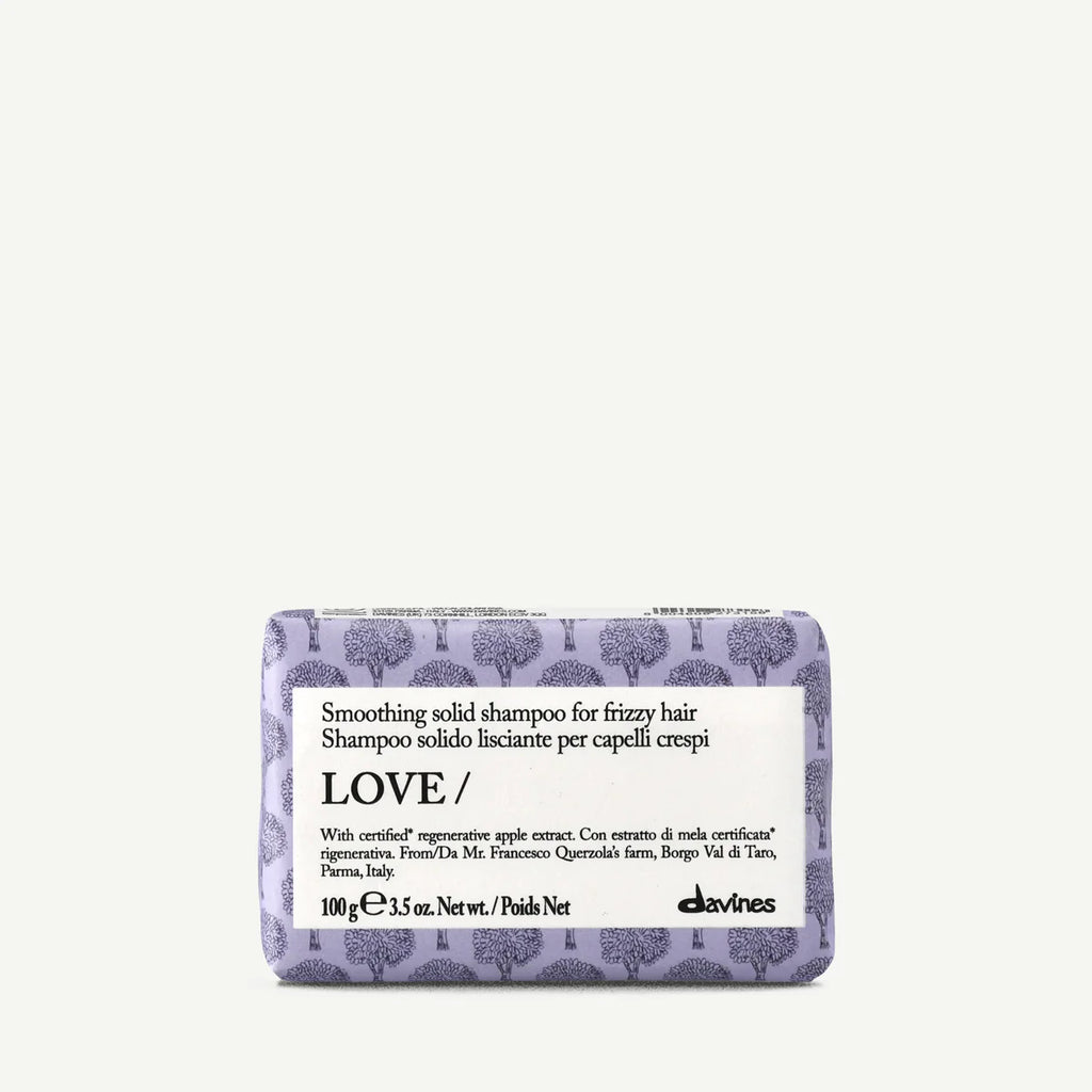 Love Smoothing Solid Shampoo Bar i lila förpackning med mönster, miljövänligt schampo för frissigt hår från Davines.