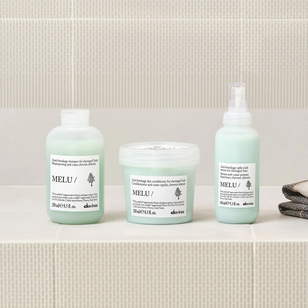Produktbild med Melu Anti-Breakage Shampoo tillsammans med matchande balsam och hårinpackning i miljövänliga hårvårdsprodukter från Davines.