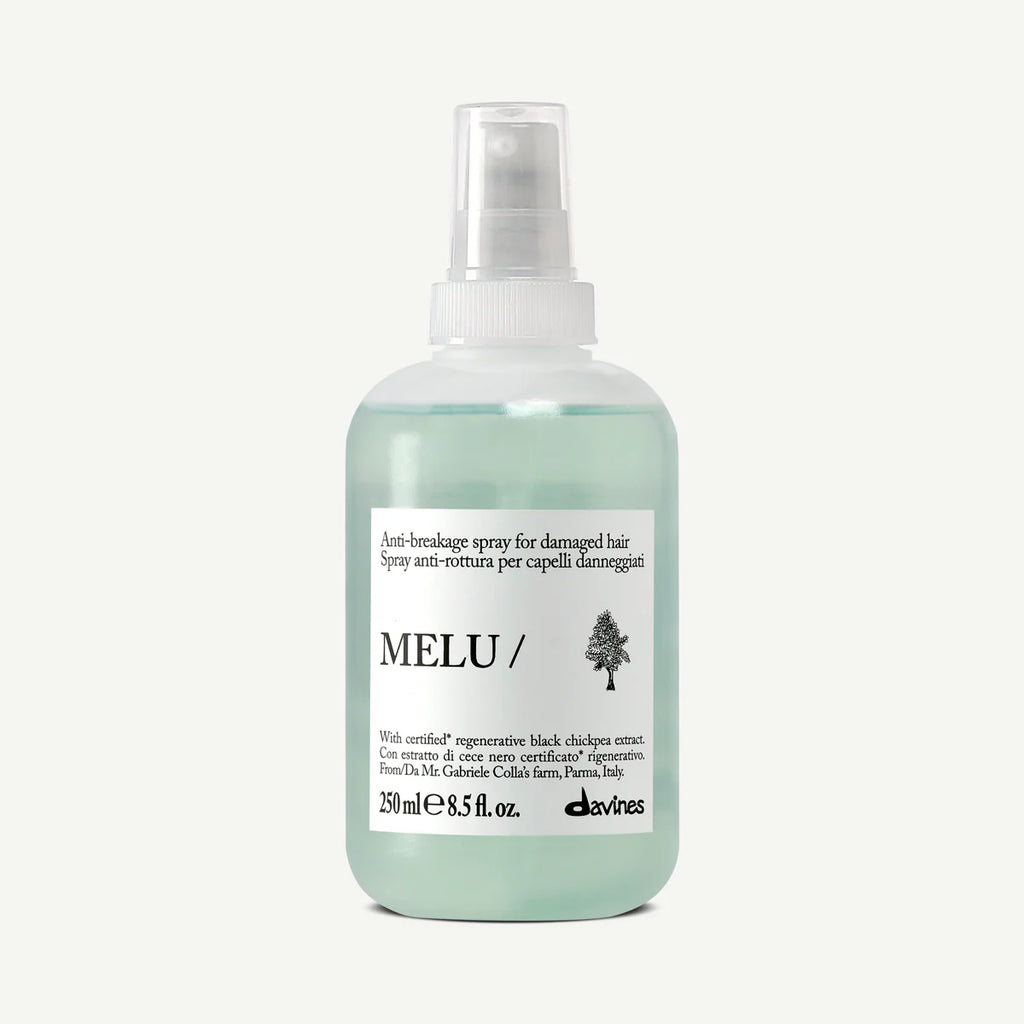 Flaska med Melu Anti-Breakage Spray för skadat hår, en hårvårdsprodukt med sprayfunktion i en ljusgrön transparent behållare.