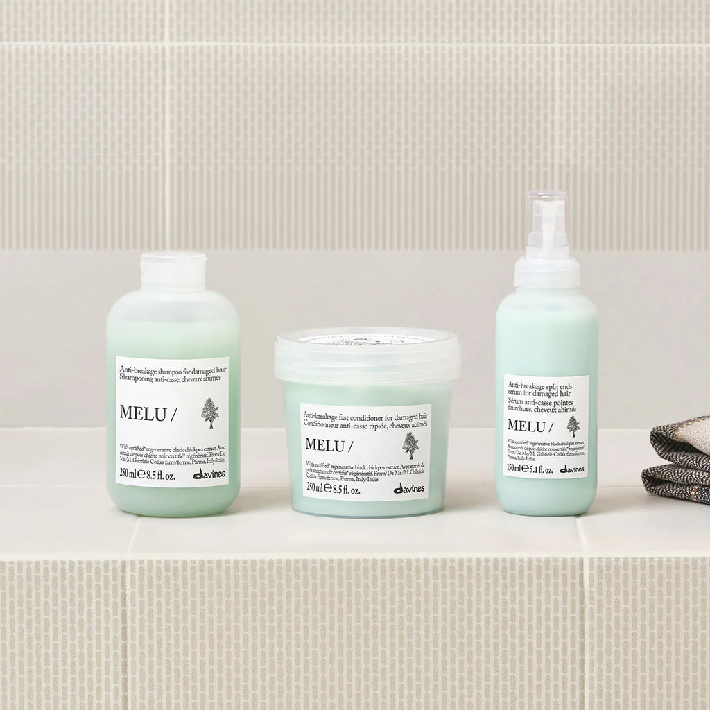 Melu Anti-Breakage Fast Conditioner i en ljusgrön förpackning tillsammans med matchande hårvårdsprodukter, designade för skadat hår och miljövänlig hårvård.