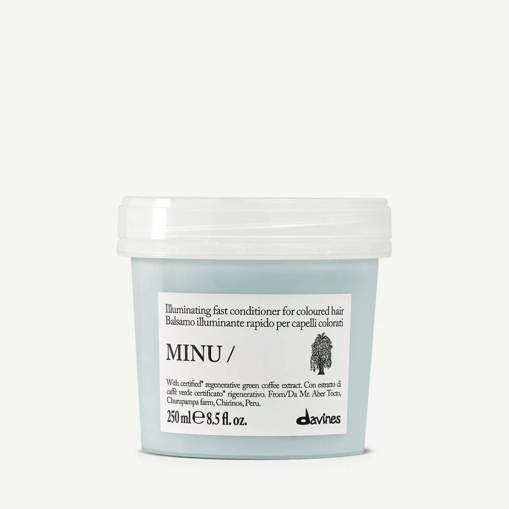 Minu Illuminating Fast Conditioner i en ljusblå burk med vitt lock, en effektiv balsam för färgat hår från Davines med miljövänliga ingredienser.