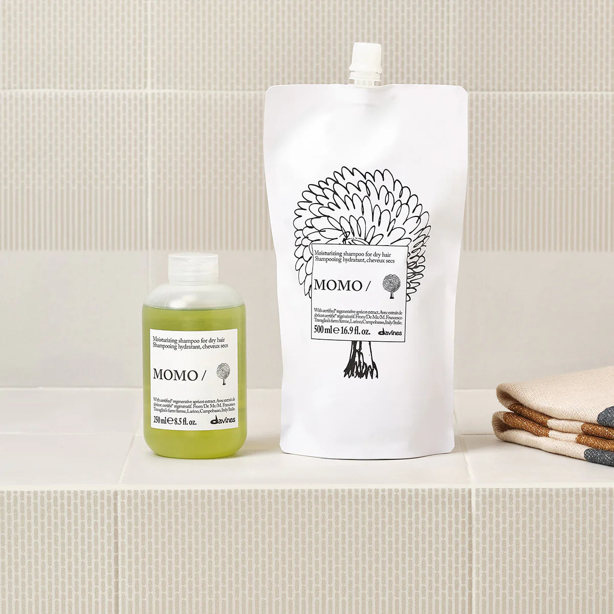 Momo Moisturizing Shampoo i en miljövänlig förpackning, framtaget för att återfukta och vårda torrt hår med naturliga ingredienser.