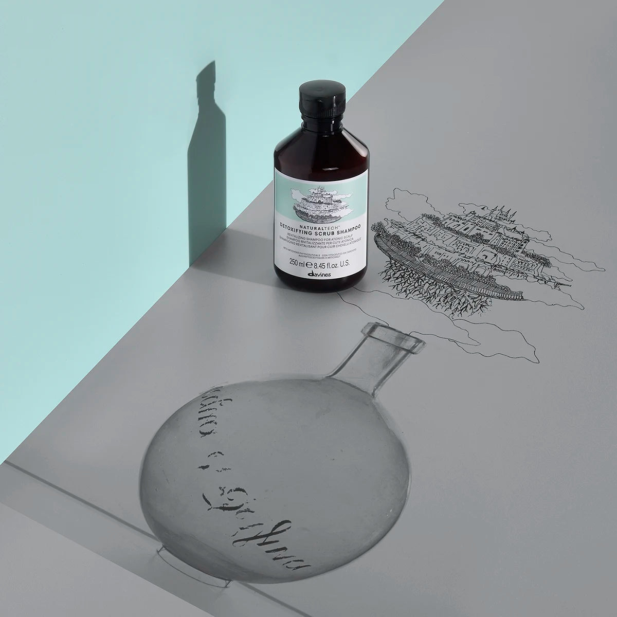 Naturaltech Detoxifying Scrub Shampoo i brun flaska på grå yta med skuggor och teckningar, miljövänligt schampo för hårvård och detox.
