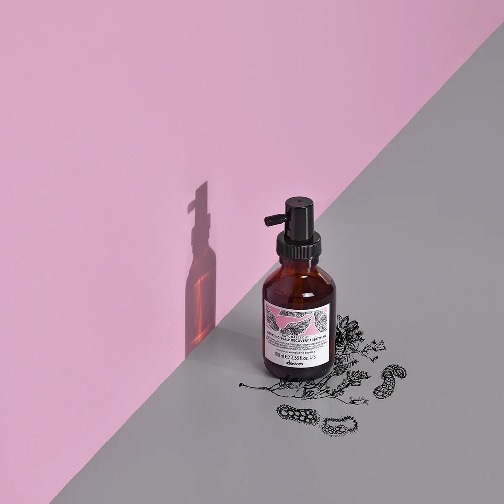Naturaltech Elevating Scalp Recovery Treatment i brun pumpflaska mot rosa och grå bakgrund med dekorativa svartvita illustrerade detaljer på ytan.