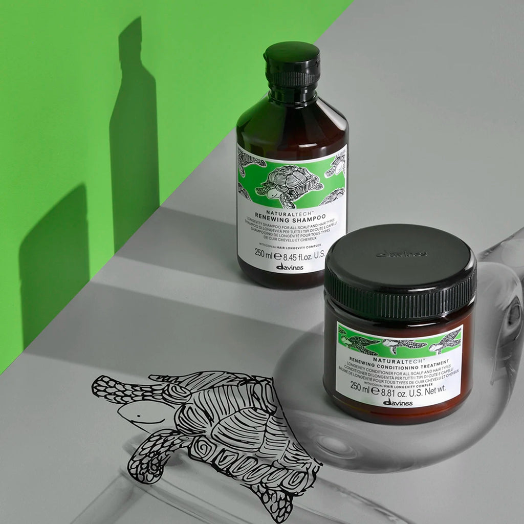 Naturaltech Renewing Conditioning Treatment i en brun burk med svart lock, placerad på en genomskinlig skulptur med en tecknad sköldpaddsmotiv i bakgrunden.