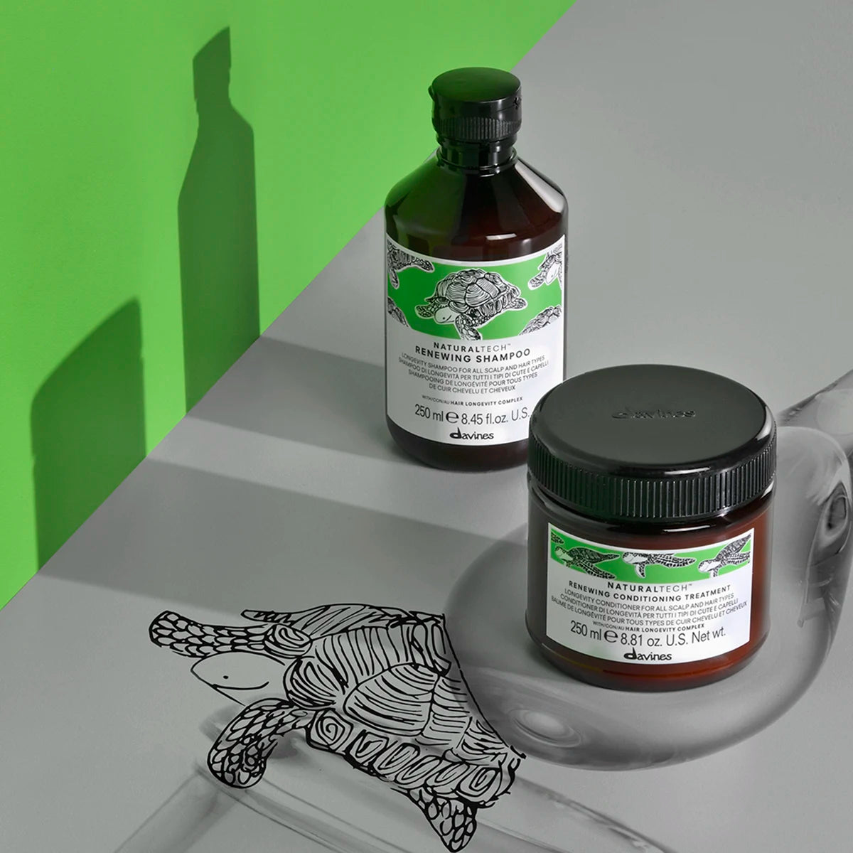 Naturaltech Renewing Conditioning Treatment i en brun burk med svart lock, placerad på en genomskinlig skulptur med en tecknad sköldpaddsmotiv i bakgrunden.