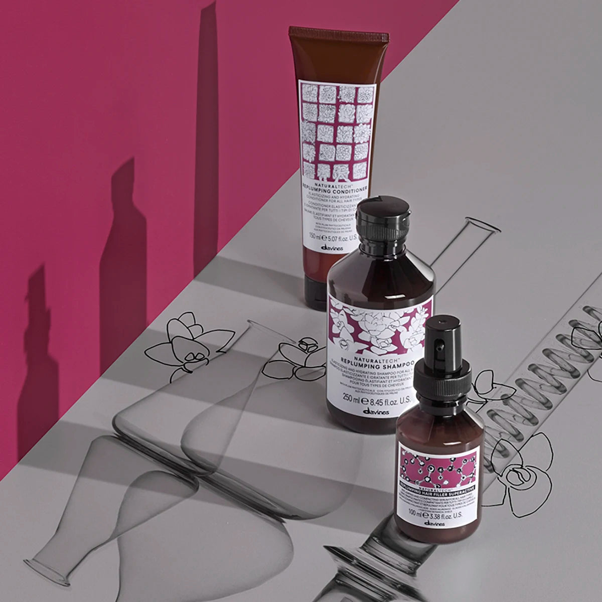 Naturaltech Replumping Hair Filler tillsammans med andra hårvårdsprodukter från Davines, placerade på ett bord med skuggor och dekorativa linjeteckningar i bakgrunden.