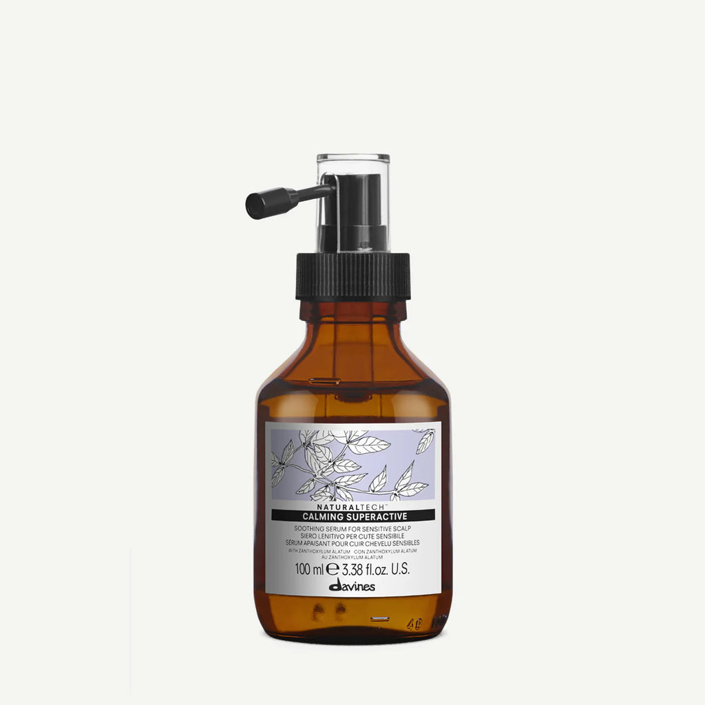 Flaska med Naturaltech Calming Superactive, ett lugnande serum för känslig hårbotten, med pumpförslutning och miljövänlig design.