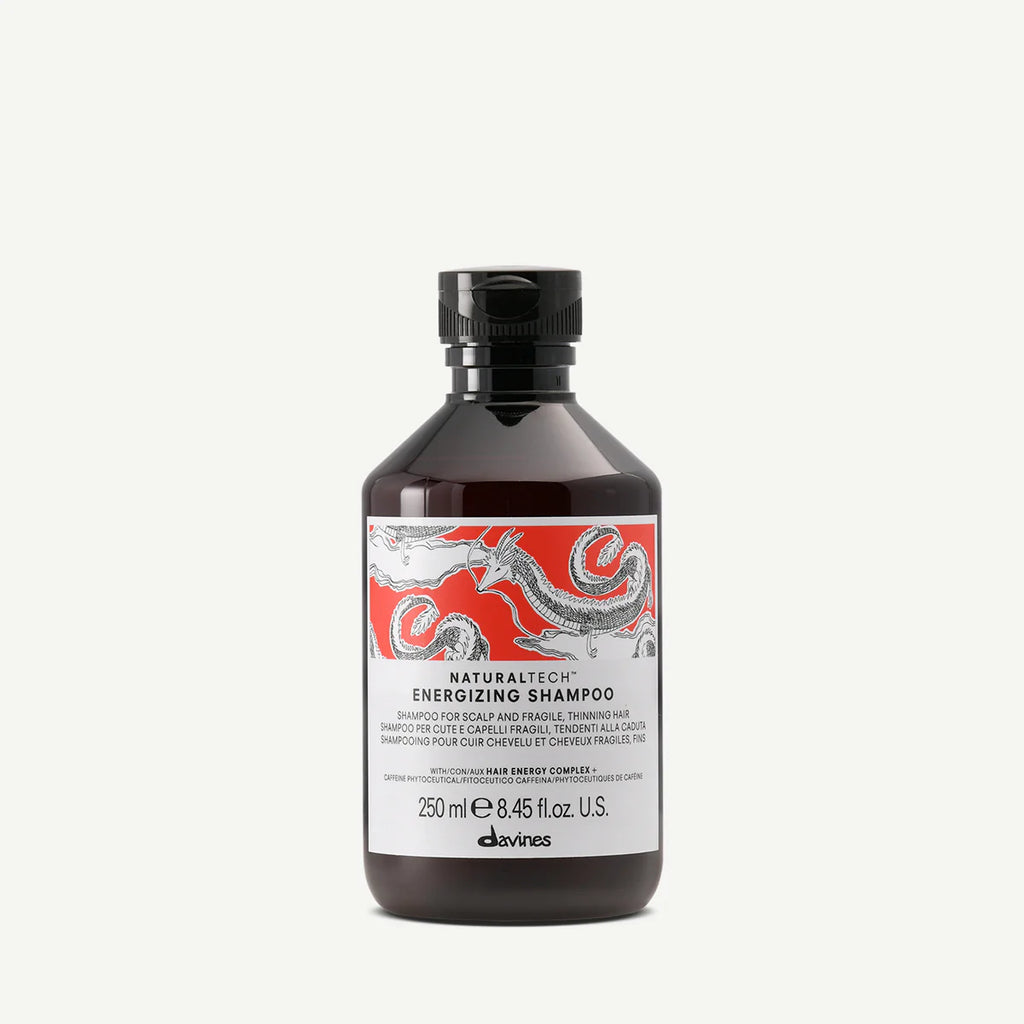 Flaska med Naturaltech Energizing Shampoo från Davines, ett milt och miljövänligt schampo som stärker och energigivande för tunt och skört hår.
