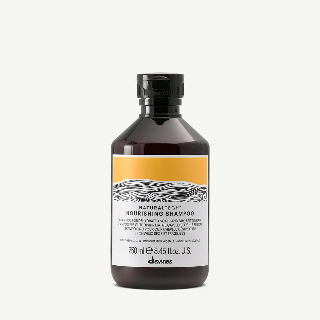 Flaska av Naturaltech Nourishing Shampoo framtagen för att vårda torr och känslig hårbotten med en skonsam och närande formula.