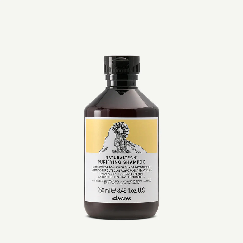 Flaska med Naturaltech Purifying Shampoo från Davines, designad för att rengöra hårbotten och behandla torr eller fet mjäll, i en brun flaska med gul etikett.