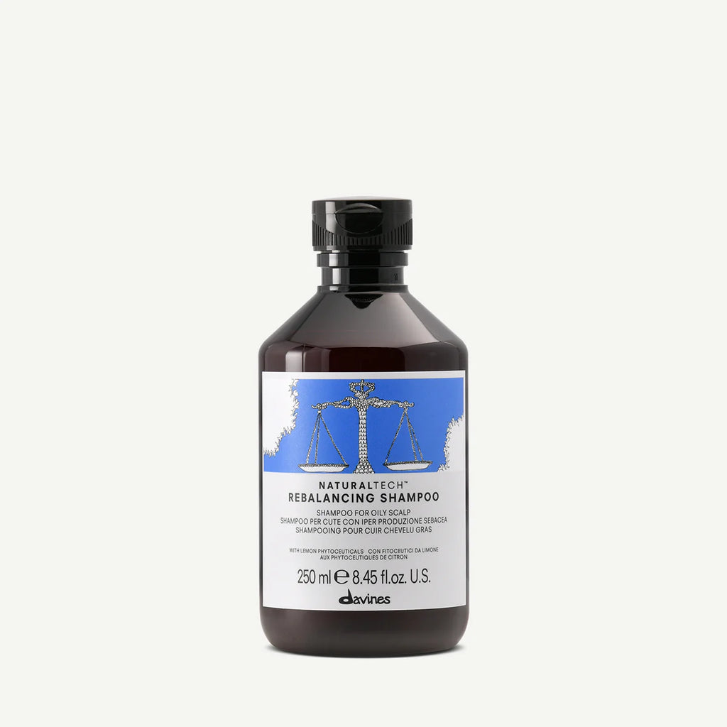 Naturaltech Rebalancing Shampoo i brun flaska med svart lock och blå etikett, miljövänligt schampo för balans i hår och hårbotten.
