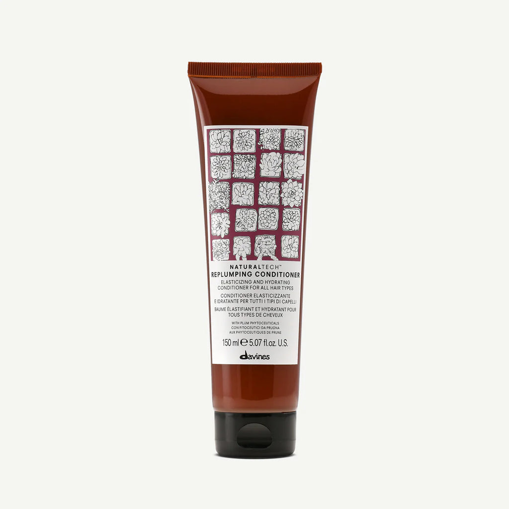 Naturaltech Replumping Conditioner i en brun tub med svart lock, en mjukgörande och elasticitetsgivande balsam för alla hårtyper från Davines.