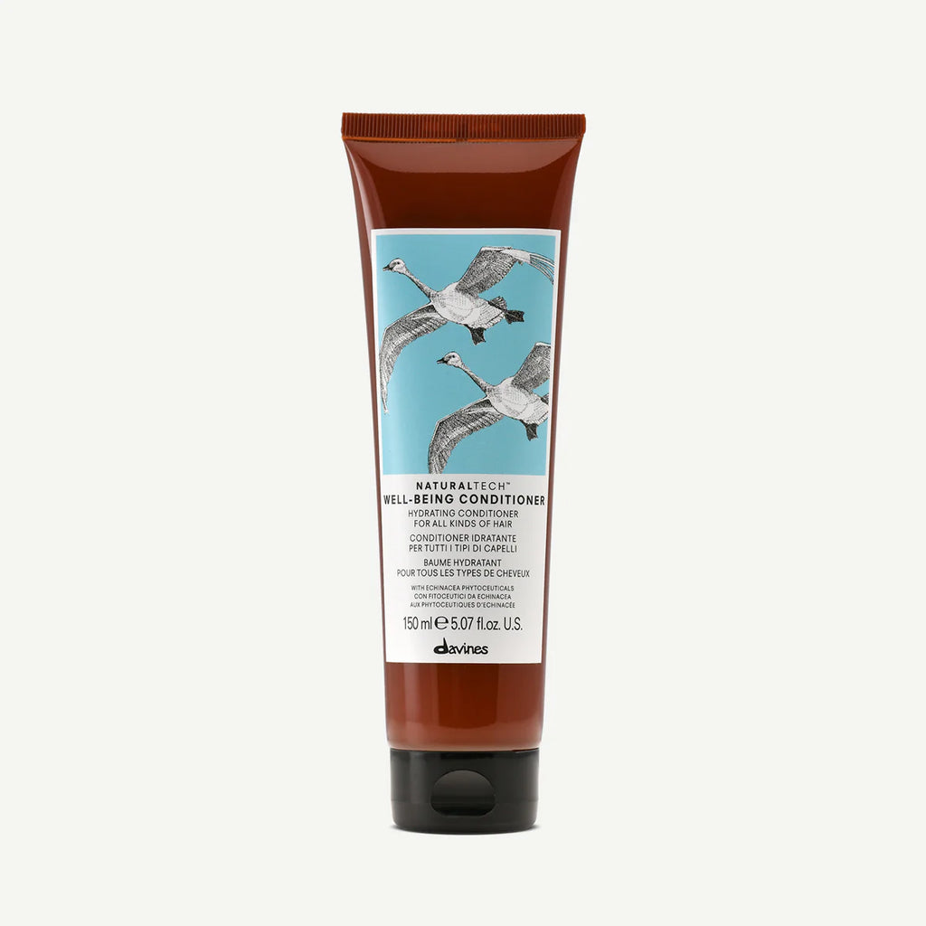 Naturaltech Well-Being Conditioner i brun tub med motiv av flygande fåglar, balsam för alla hårtyper som återfuktar och vårdar håret milt och effektivt.