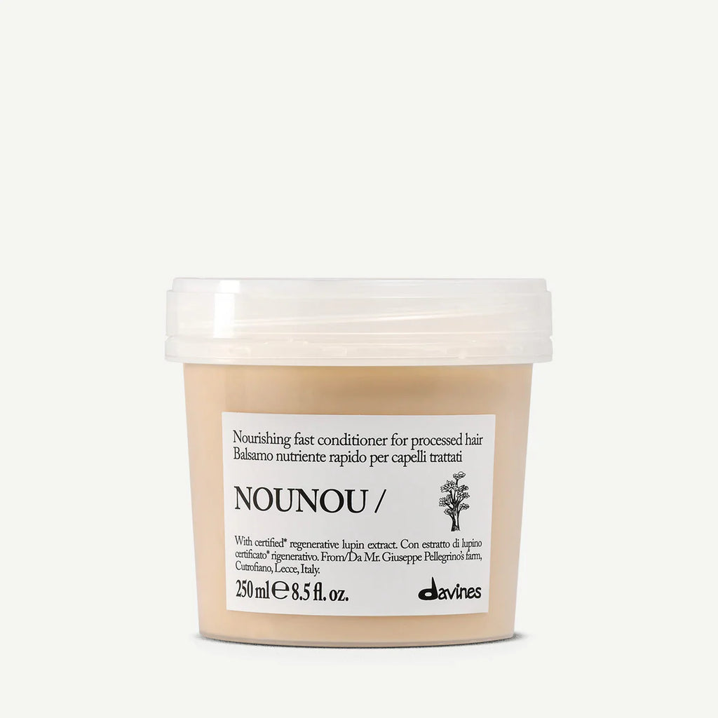 Nounou Nourishing Fast Conditioner i beige burk med vit lock, ett balsam för skadat och behandlat hår från Davines med närande och regenererande egenskaper.