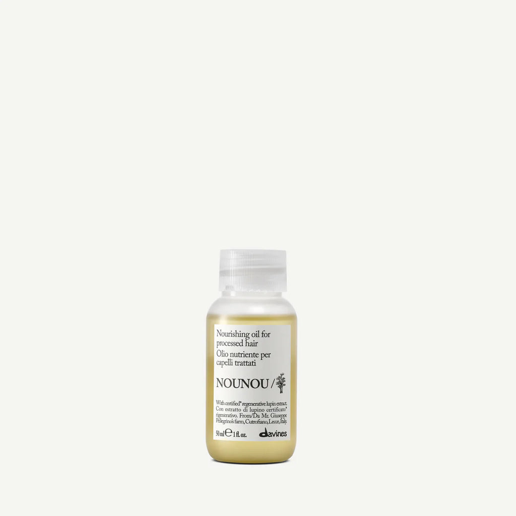 Nounou Nourishing Oil i en liten flaska, en närande olja för behandlat hår som ger mjukhet och glans med miljövänliga ingredienser.