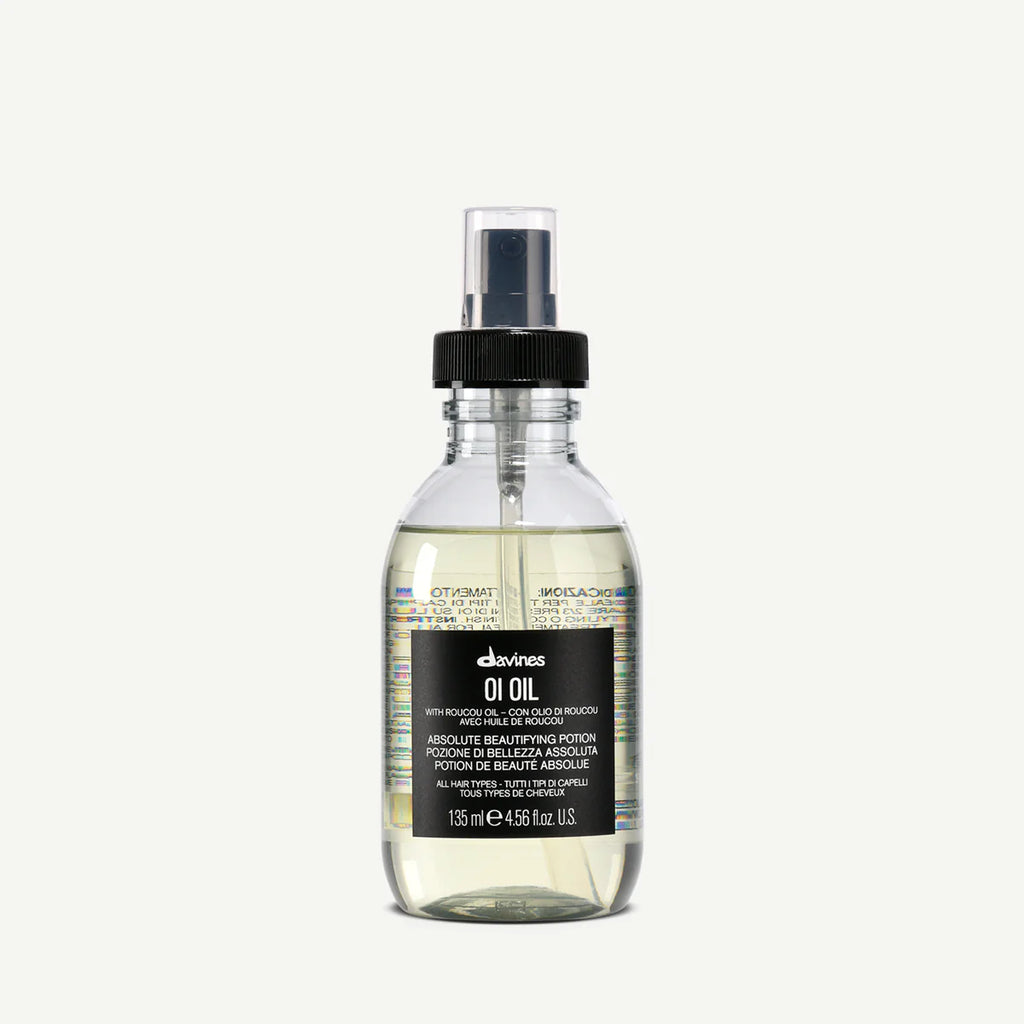 Transparent flaska med pump innehållande OI/Oil hårvårdsprodukt från Davines, en stylingolja som ger glans och vård till håret.
