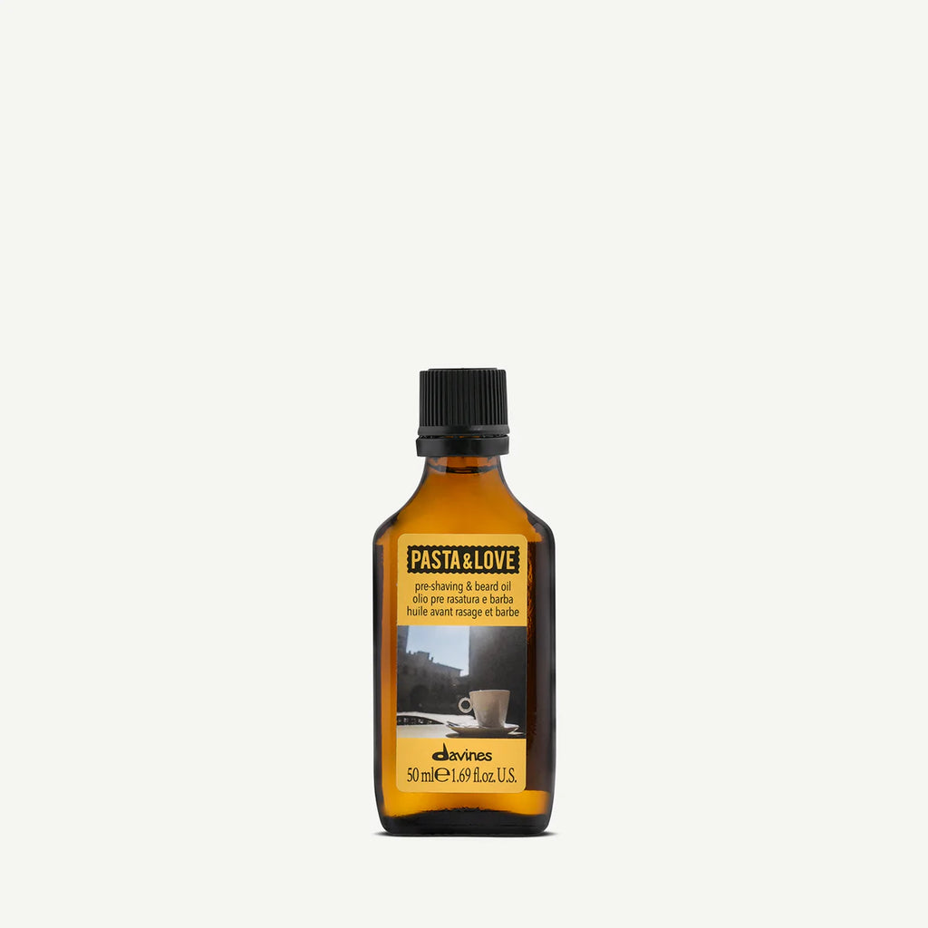 Flaska med Pasta & Love Pre-Shaving & Beard Oil för förberedelse vid rakning och skötsel av skägg, i en miljövänlig design.