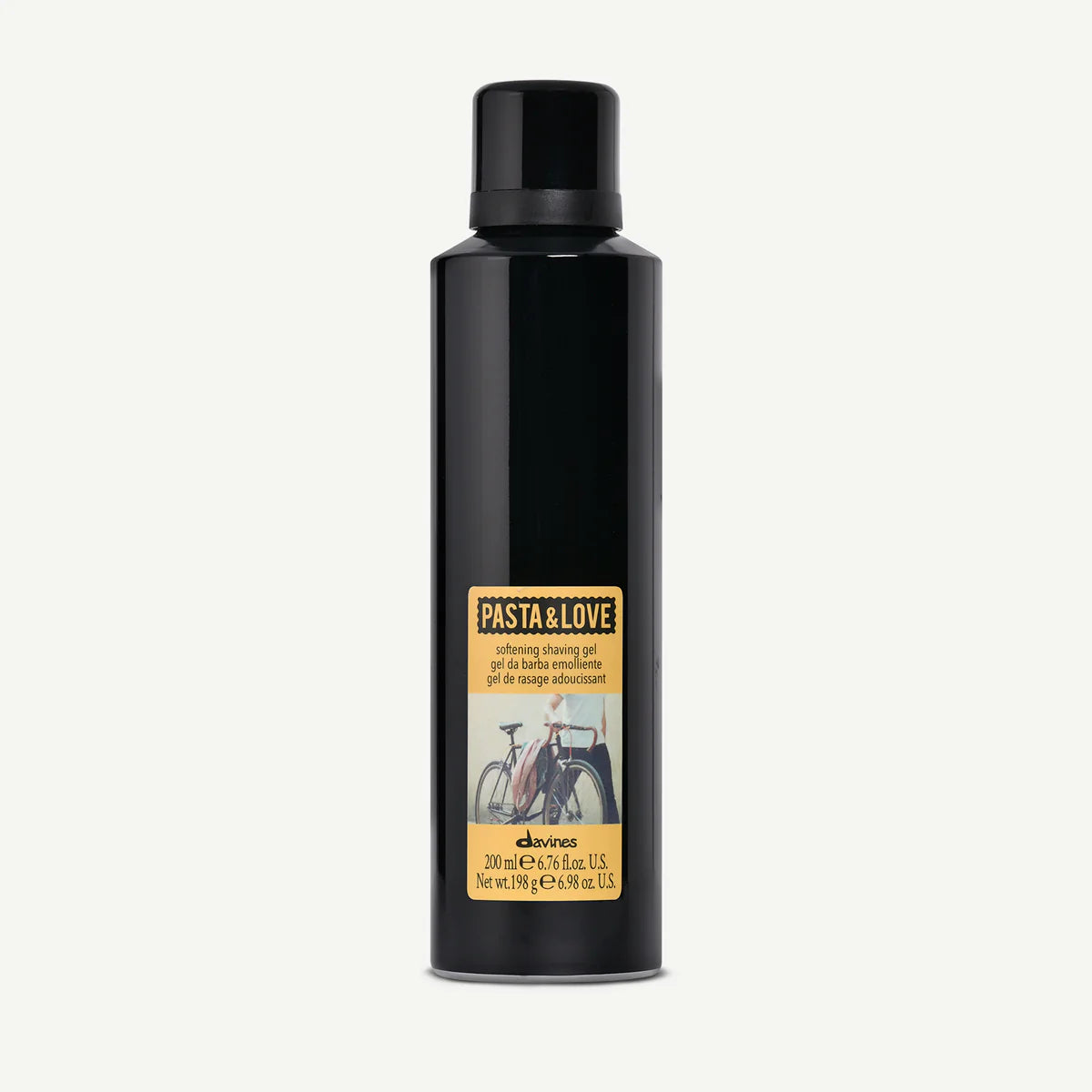 Svart flaska med Pasta & Love Shaving Gel i mjukgörande rakgel för känslig hud med diskret etikett och bild av cykel på framsidan.