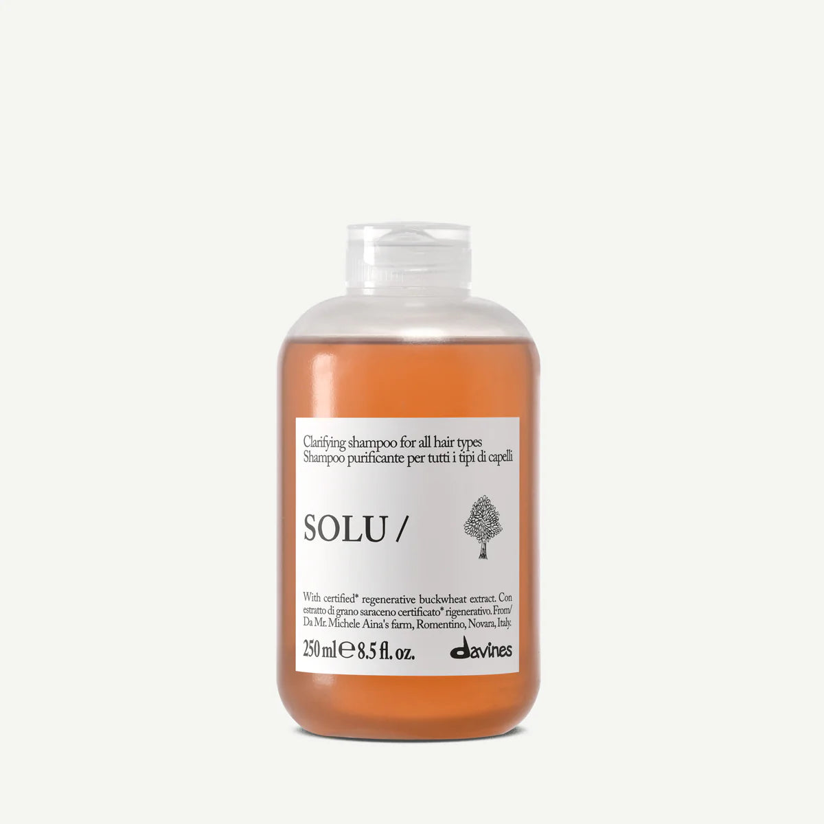 Flaska med Solu Clarifying Shampoo, ett miljövänligt schampo som rengör och fräschar upp håret skonsamt för alla hårtyper.