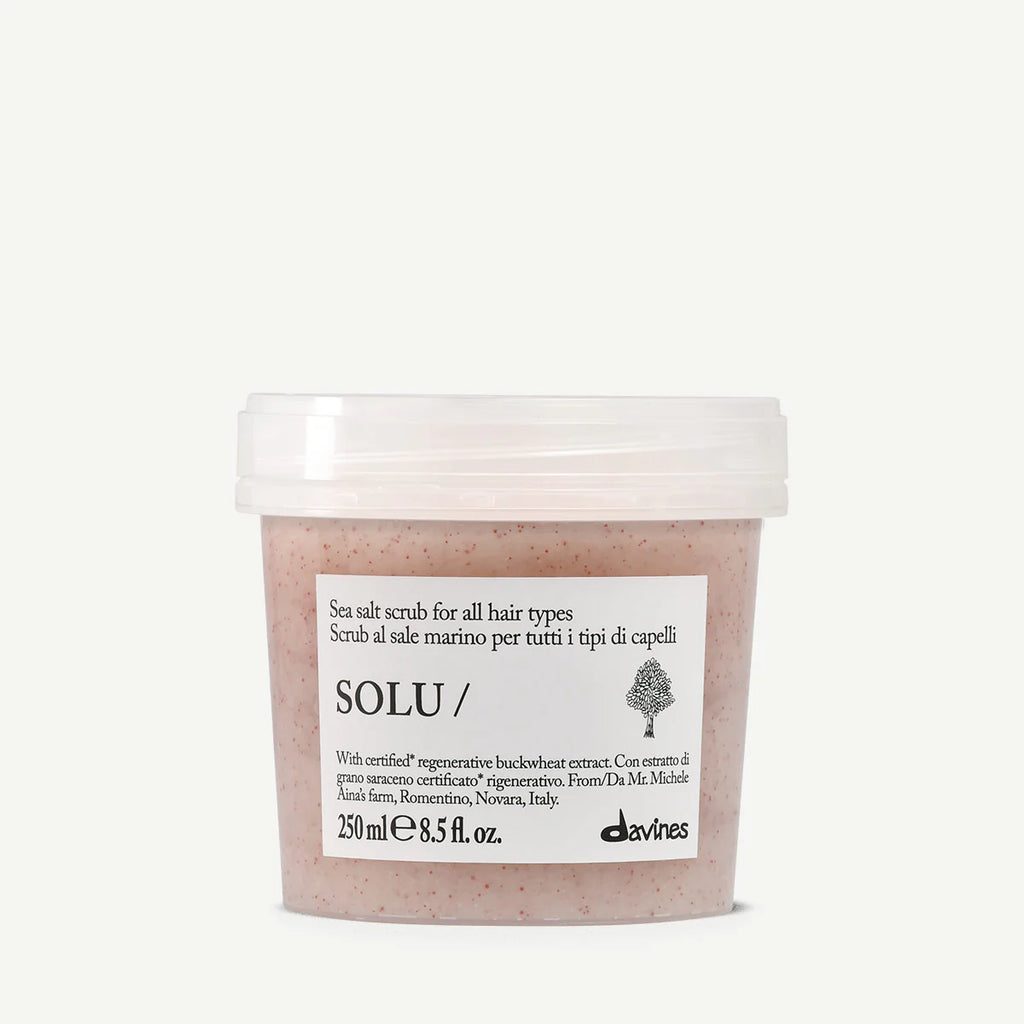 Plastburk med 250 ml Solu Sea Salt Scrub, en miljövänlig kroppsskrubb från Davines med havssalt och regenererande boveteextrakt.