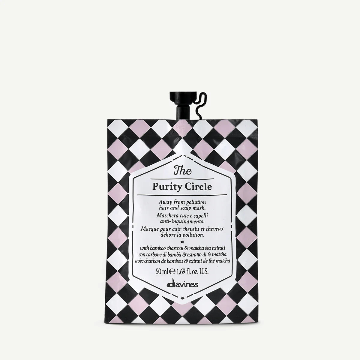 The Purity Circle i mjuk förpackning med svart-vit och rosa rutmönster, miljövänlig hårinpackning med bambukol och matcha-extrakt för hår och hårbotten.