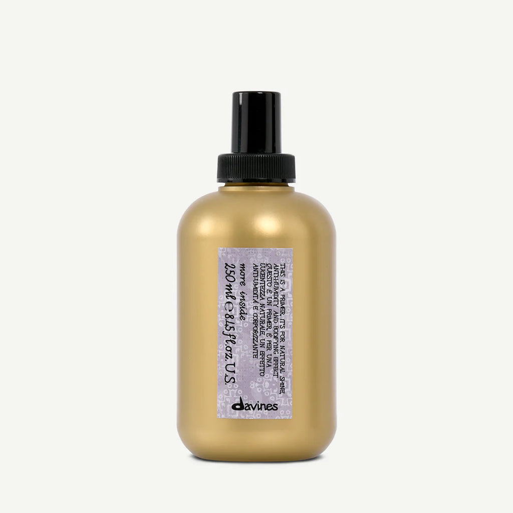Denna guldfärgad flaska med sprayfunktion innehåller "This is a Blow Dry Primer" för styling och hårvård, en miljövänlig primer för skydd vid föning.