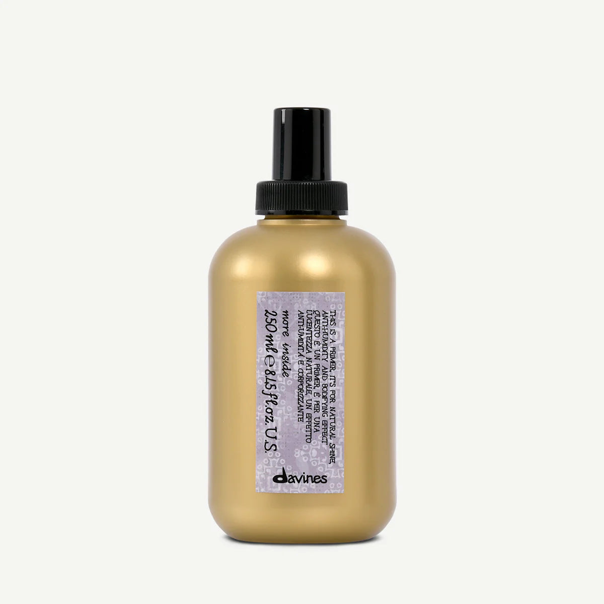Denna guldfärgad flaska med sprayfunktion innehåller "This is a Blow Dry Primer" för styling och hårvård, en miljövänlig primer för skydd vid föning.