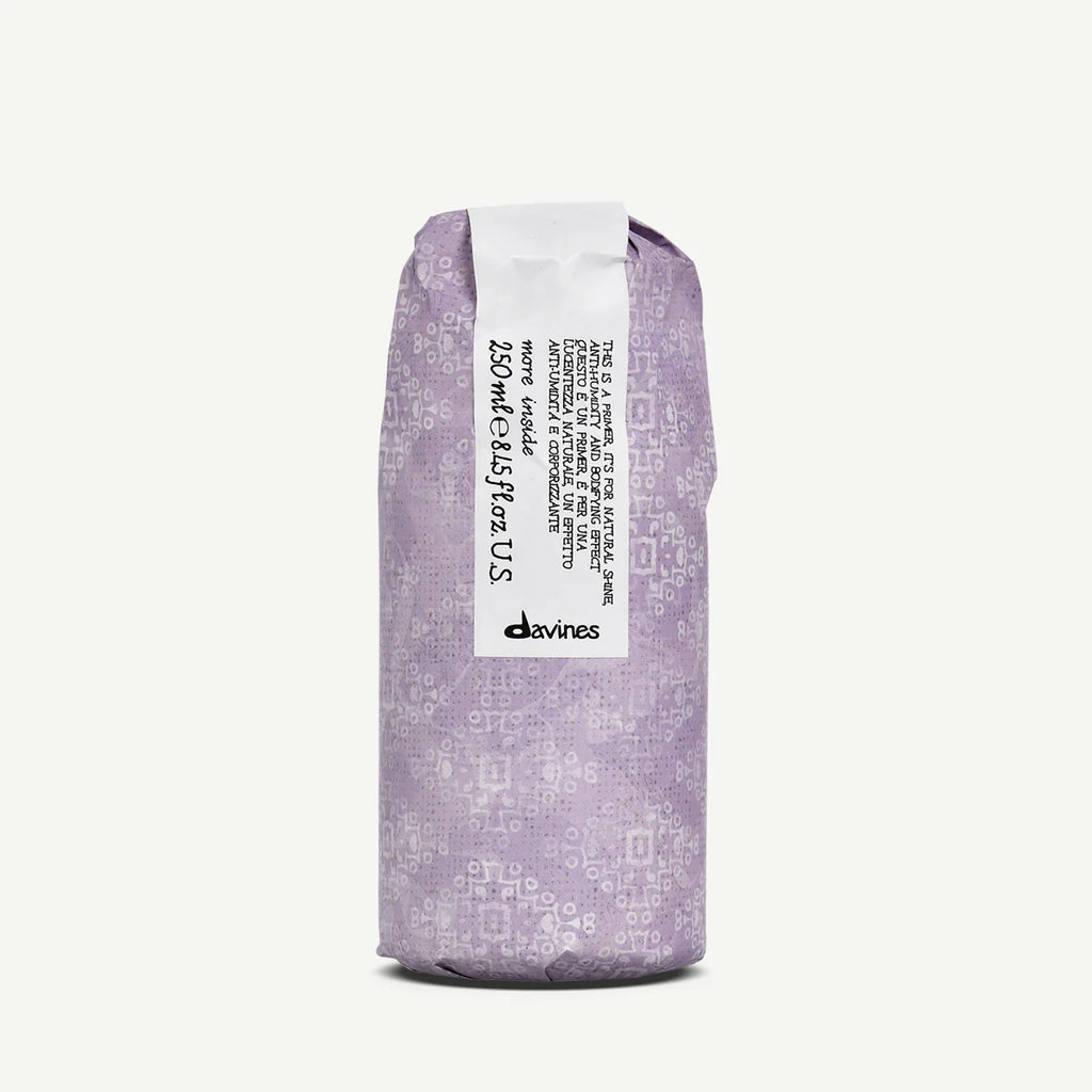 This is a Blow Dry Primer i dekorativt lilafärgat papper med Davines logotyp, en miljövänlig stylingprodukt för hårvård.