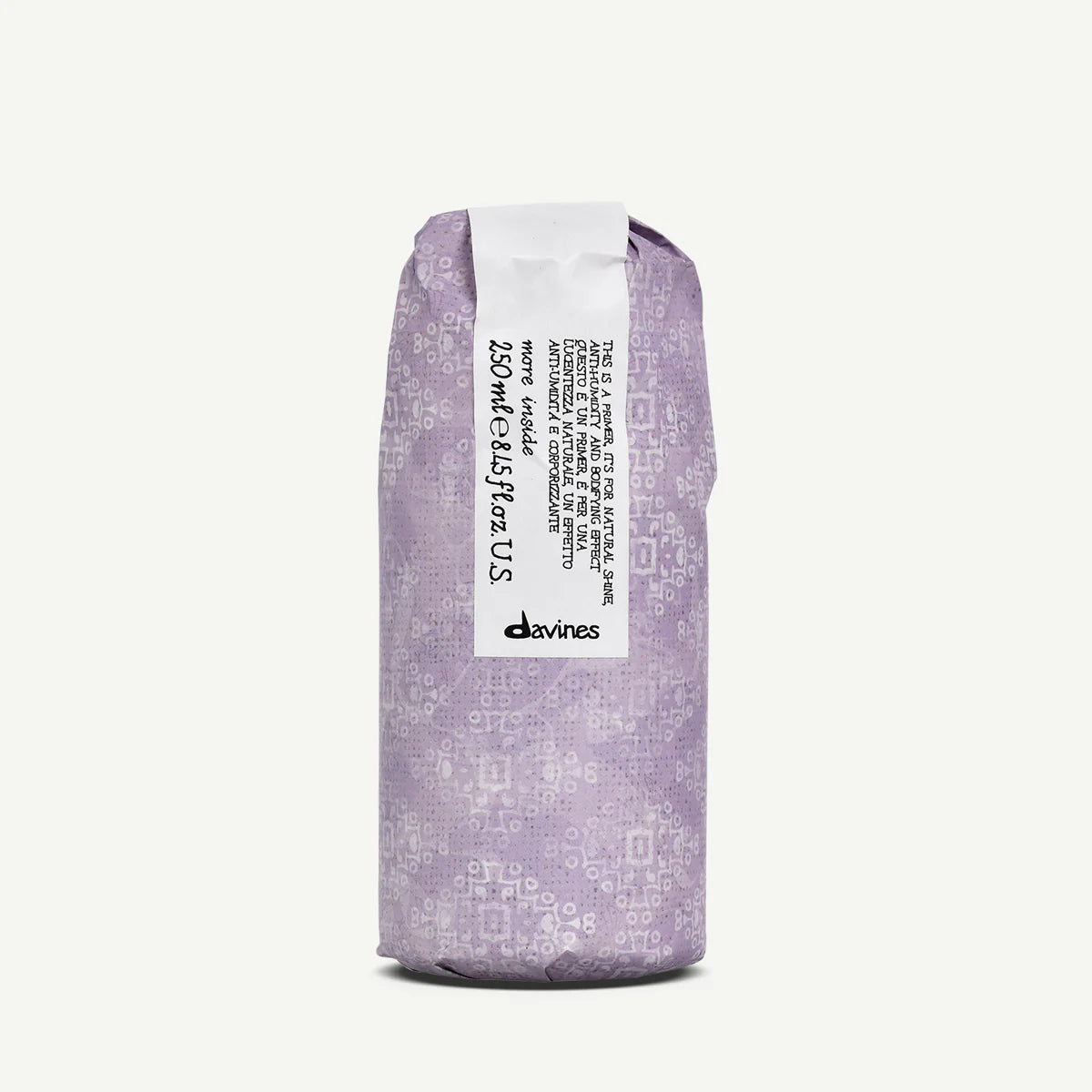 This is a Blow Dry Primer i dekorativt lilafärgat papper med Davines logotyp, en miljövänlig stylingprodukt för hårvård.