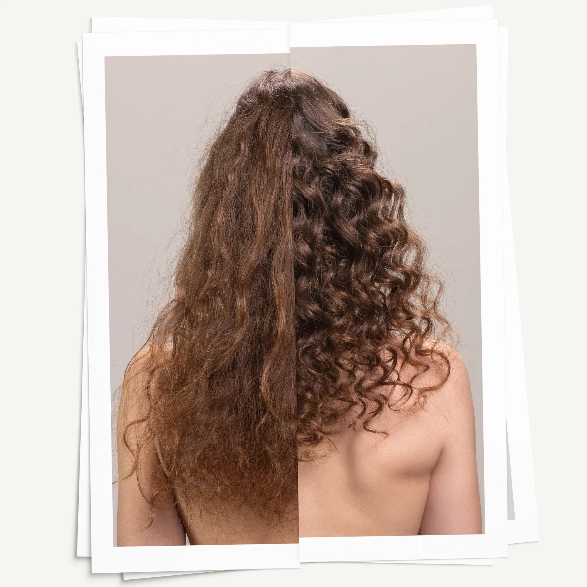Bild som visar före- och eftereffekt av styling med This is a Curl Moisturizing Mousse, där håret på ena sidan är rakt och ostyllat och på andra sidan definierade, återfuktade lockar.