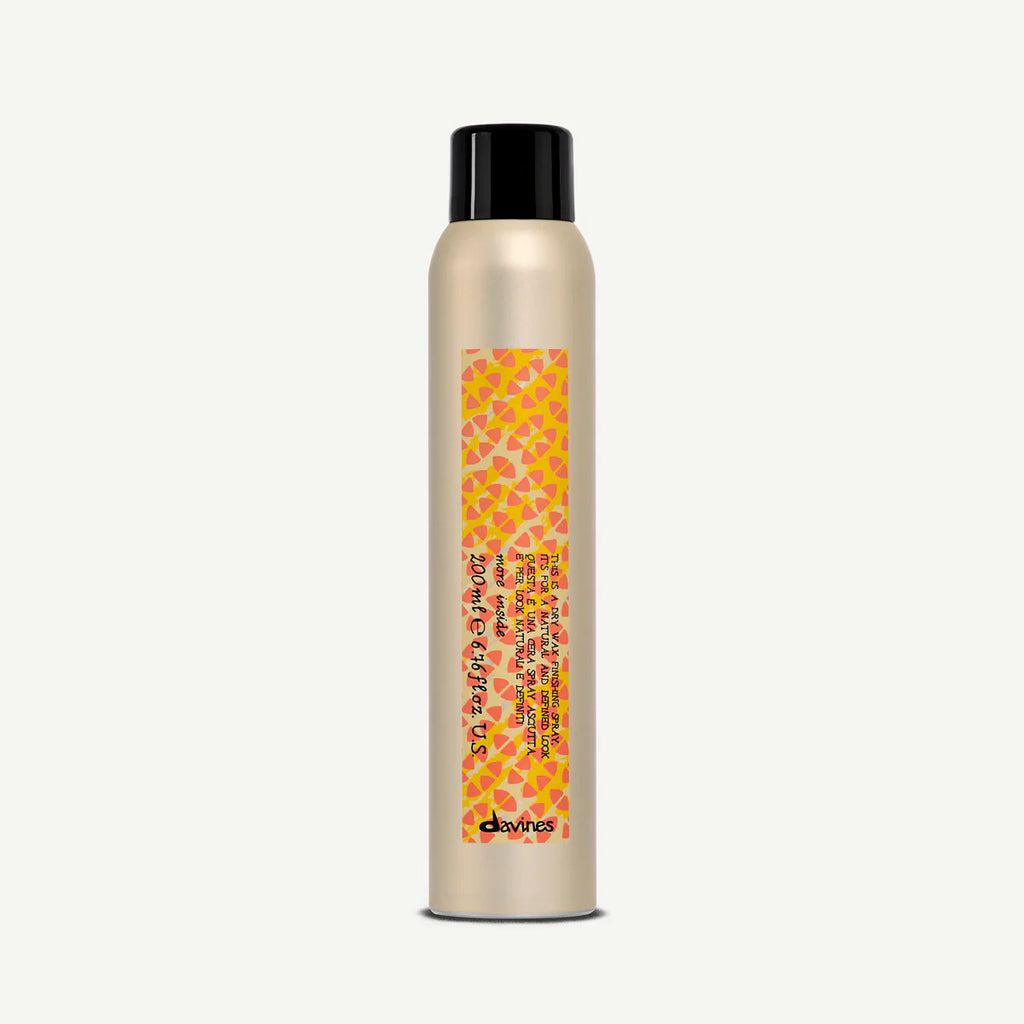 Produktbild av en flaska med This is a Dry Wax Finishing Spray från Davines, ett stylingvax i sprayform för hållbar och flexibel finish.