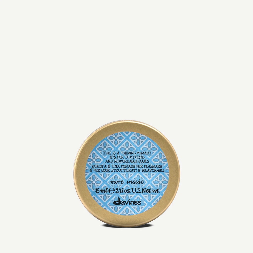 This is a Forming Pomade i en rund förpackning med blått mönster på locket, en stylingprodukt för textur och formbarhet.
