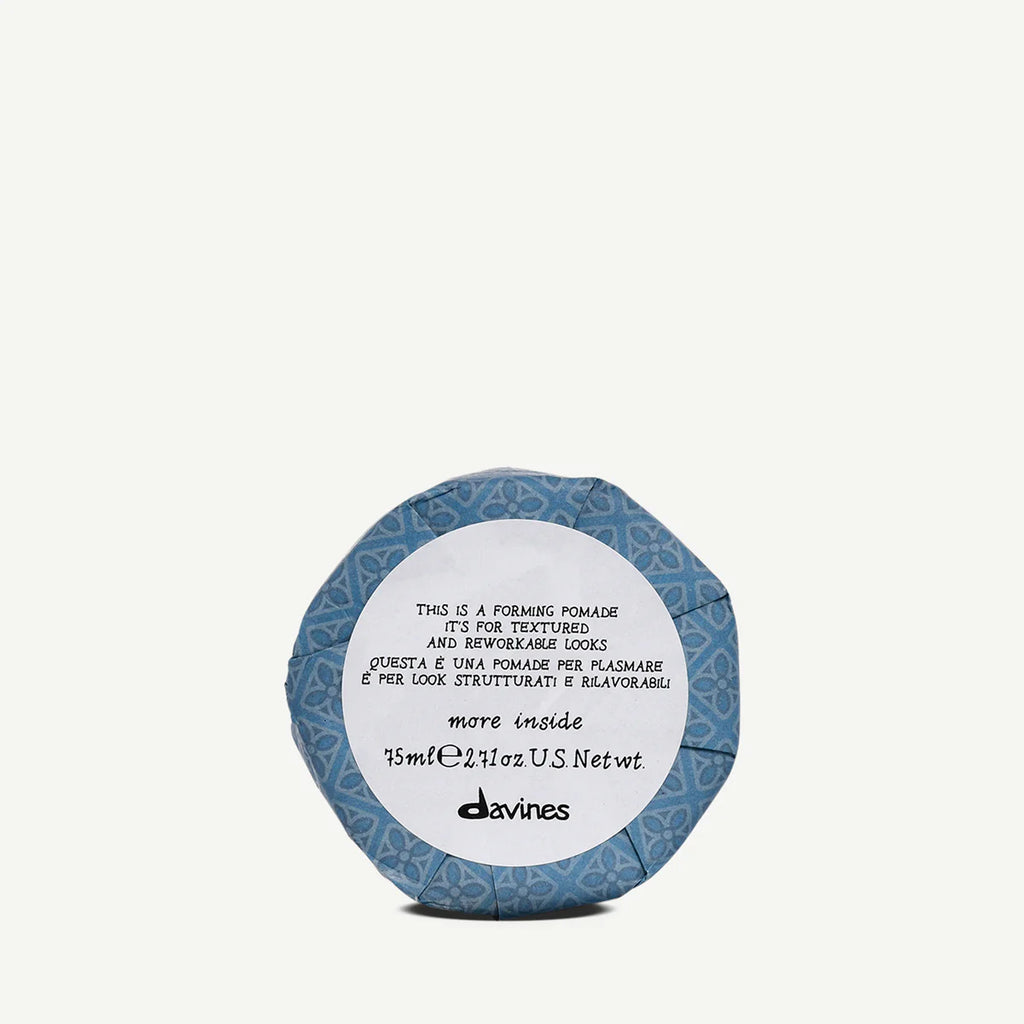 This is a Forming Pomade i en blå förpackning för styling av texturerat och omformningsbart hår, en miljövänlig hårprodukt från Davines.