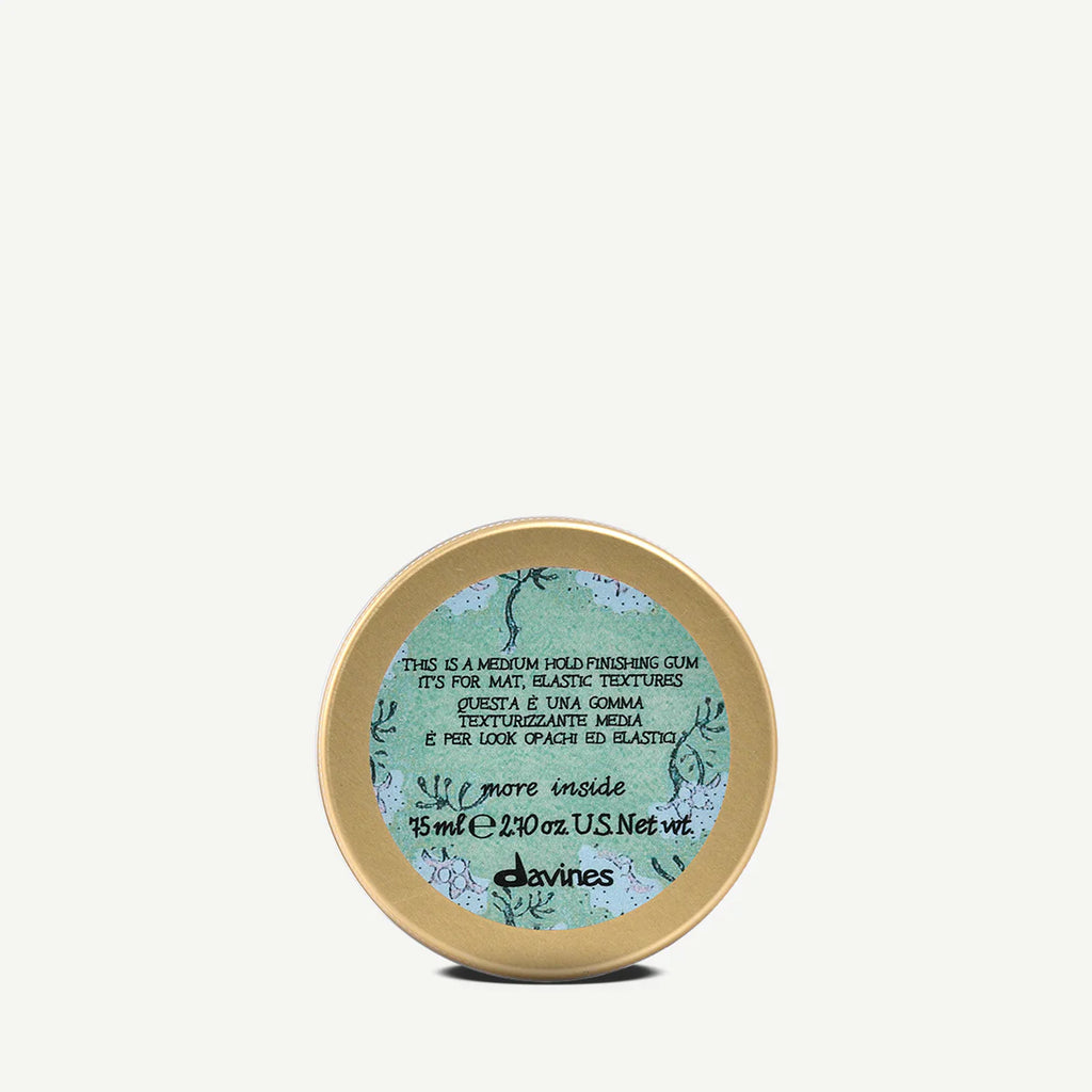 This is a Medium Hold Finishing Gum i en liten burk med gult lock, en miljövänlig stylingprodukt som ger medium stadga och elastisk textur för håret.