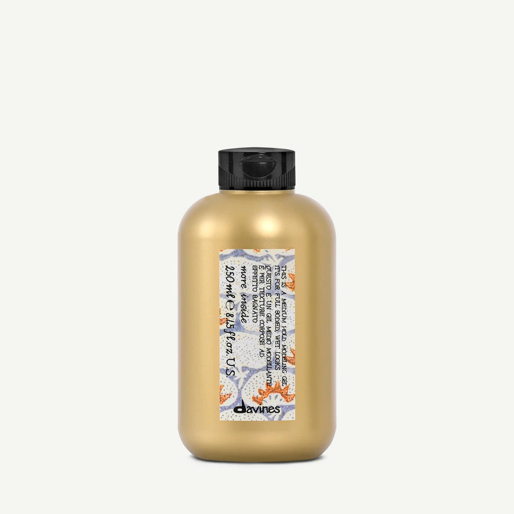 Flaska med This is a Medium Hold Modeling Gel för styling av hår med medelhårt fäste, passande för hållbar och flexibel styling.