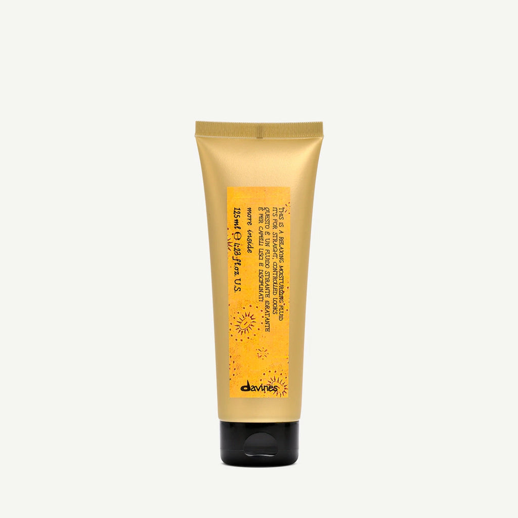 Tub med This is a Relaxing Moisturizing Fluid, en fuktgivande hårvårdsprodukt från Davines med milt, vårdande innehåll för avslappnad och mjuk känsla.