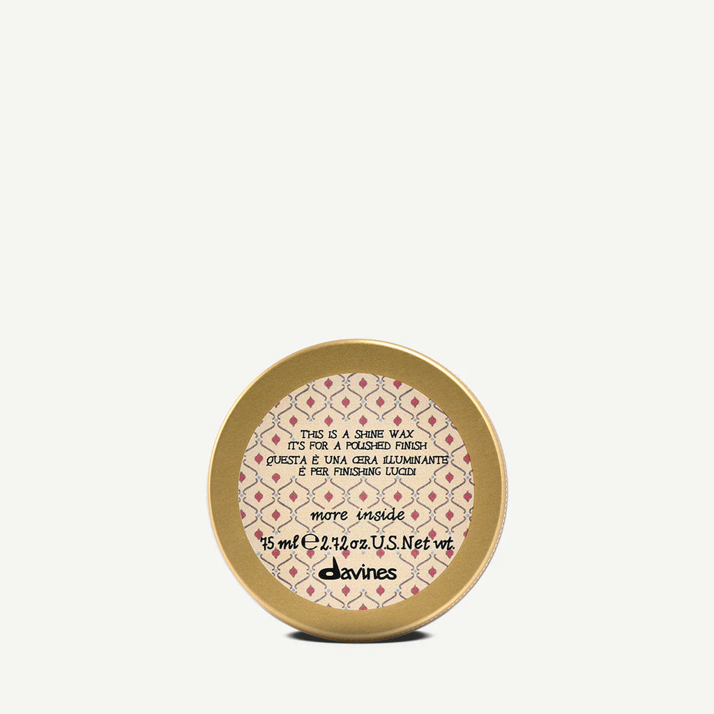 This is a Shine Wax i en guldtonad burk med dekorativt mönster, en miljövänlig stylingvax som ger glans och en polerad finish.