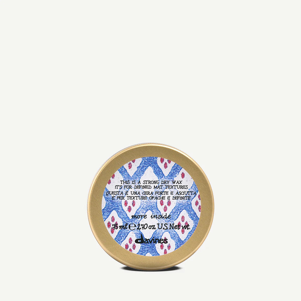 This is a Strong Dry Wax i ett metalliskt etui med dekorativ etikett, en stylingprodukt för definierade och matt textur i håret.