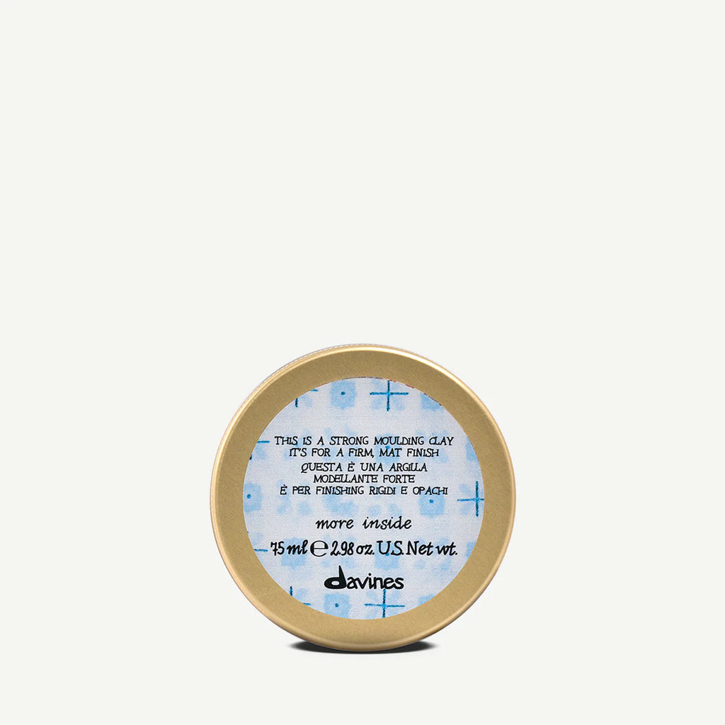 This is a Strong Moulding Clay i en rund burk från Davines, hårstylingprodukt för fast, matt finish, perfekt för formning och hållbar styling.